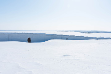 Obraz premium Russian winter. Monastery walls and a frozen river