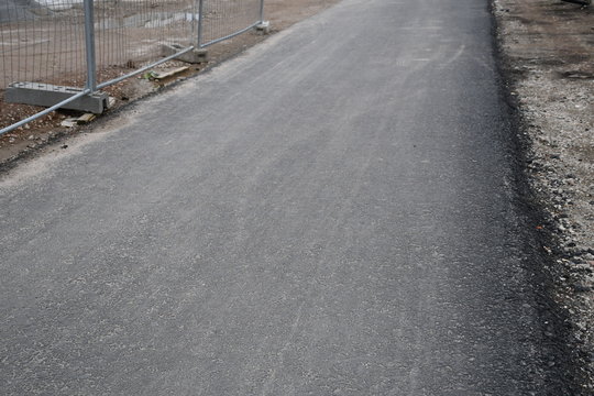 frisch geteerter weg