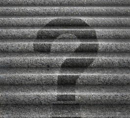 Ступеньки в неизвестность, на которых отображается вопросительный знак. 3d иллюстрации