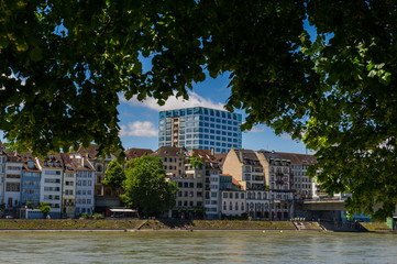 Obraz premium River Rhine, buildings along the river in the city of Basel.