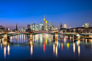 Fototapeta na wymiar Die Skyline von Frankfurt am Main im Abendlicht vom Main aus gesehen