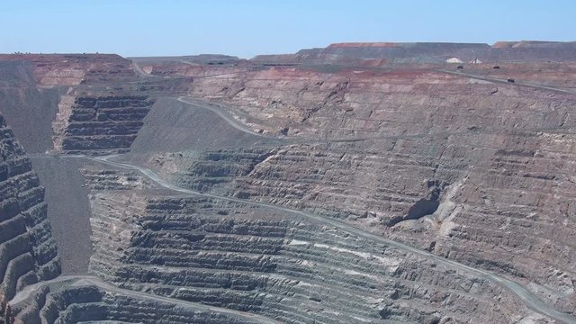 Mining Trucks fahren aus der Mine, Super Pit Goldmine in Kalgoorlie Boulder, größte Goldmine, Westaustralien, Australien