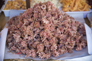 Exquisita fruta desidratada  Tentancion inevitalbe ante la exquisitez de un producto tan goloso y que  despierta la gula y el apetito de cualquier transeunte que contempla un alimento tan dulce