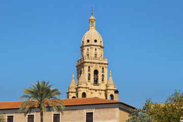 Fototapeta na wymiar Catedral detrás del Ayuntamiento de Murcia, España