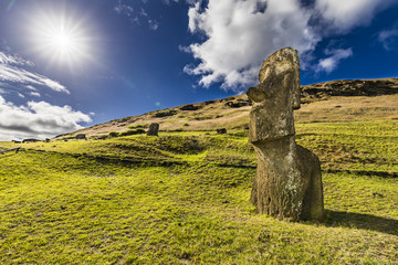 Moais en Rano Raraku la famosa cantera de Isla de Pascua donde cientos de Moais yacen a sus pies. Desde aquí se desplazaron al resto de la Isla de Pascua en la Polinesia (Chile)