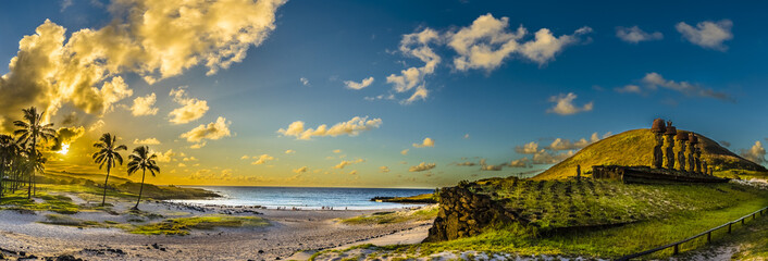 Playa de Anakena con sus Moais de Ahu Nau Nau, uno de los lugares más hermosos de Isla de Pascua y...