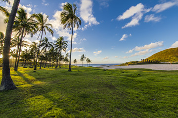 Playa de Anakena con sus Moais de Ahu Nau Nau, uno de los lugares más hermosos de Isla de Pascua y su cultura Rapa Nui © abriendomundo