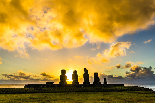 Ahu Vai Uri m&aacute;s conocido como Ahu Tahai, quiz&aacute; el atardecer m&aacute;s espectacular de Isla de Pascua con el sol detras de sus moais