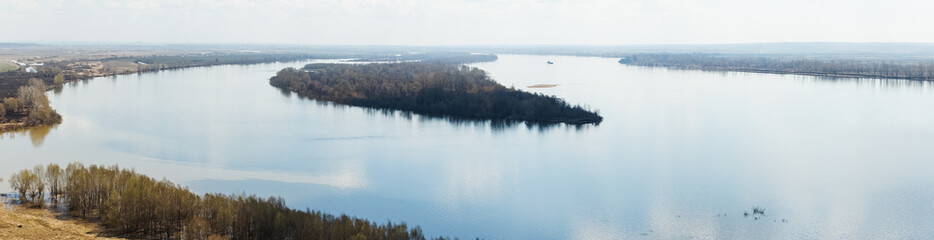 Fototapeta premium island in the middle of a wide river
