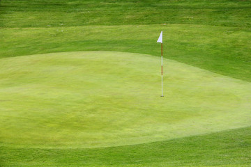 Obraz premium Golf flag on the green grass