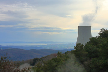Torre di raffreddamento con sfondo costiero, impianto di prduzione di energia elettrica rinnovabile, geotermia