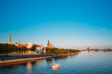 Obraz premium Widok Na Promenadę Dźwiny, W Rydze, Łotwa. Ab Dambis. Podróżować