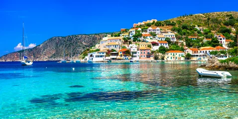 Tableaux ronds sur plexiglas Anti-reflet Île Beautiful  Greece series - picturesque colorful village Assos in Kefalonia