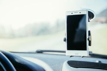 Smartphone in Halterung, Auto, Interieur