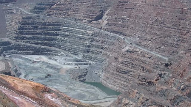 Mining Trucks verlassen die Mine vor der Sprengung, Super Pit Goldmine in Kalgoorlie Boulder, westaustralien, australien