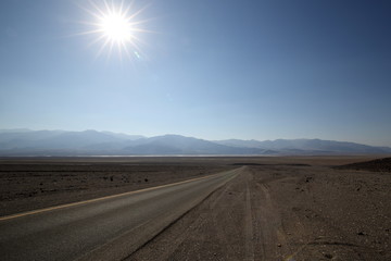 Naklejka premium Strasse durch das Death Valley Tal des Todes 