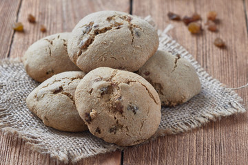 Delicious homemade oatmeal cookies with honey and raisins.