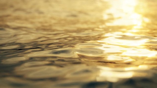Wasseroberfl&auml;che im wundersch&ouml;nen Abendlicht