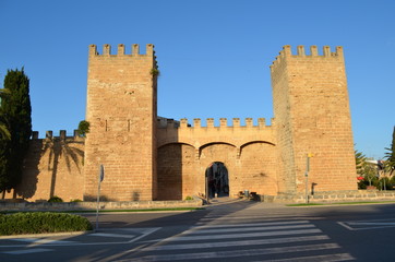 Alcudia, brama do starego miasta w słoneczny dzień, Majorka