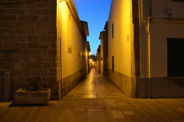 Alcudia, wąska uliczka w centrum w nocy, Majorka
