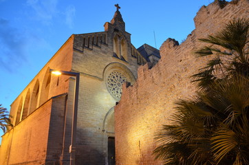 Alcudia, widok z dołu na kościół z XIV wieku, Majorka
