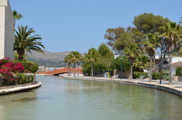Alcudia, piękny kanał prowadzący na plażę, Majorka - obrazy, fototapety, plakaty