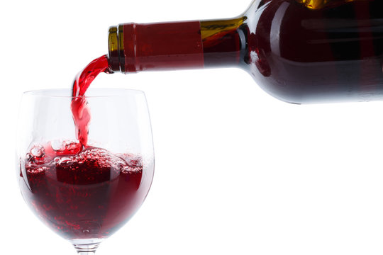 Wein einschenken eingie&szlig;en aus Weinflasche Rotwein freigestellt Freisteller