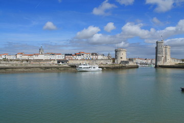 Fototapeta na wymiar Les tours médiévales du vieux port de la Rochelle, Charente Maritime
