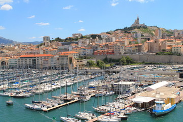 Fototapeta na wymiar Le pittoresque vieux port de Marseille, France