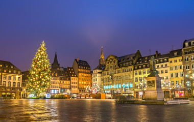Fototapeta na wymiar Christmas tree on Place Kleber in Strasbourg, France