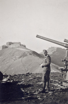 FOTO ANTICA CON MILITARE DELLA SECONDA GUERRA MONDIALE DAVANTI A CANNONE