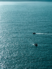 Dos barcos navegando por el océano atlántico 