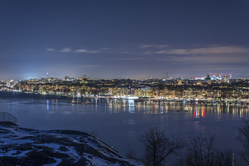 Obraz na płótnie Canvas En vacker vy över Kungsholmen och trafiken på Norr Mälarstrand en klar vinterkväll