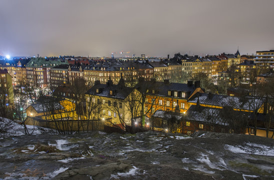 Gamla vackra bostadshus p&aring; S&ouml;dermalm sett fr&aring;n Skinnarviksberget en mulen vinternatt