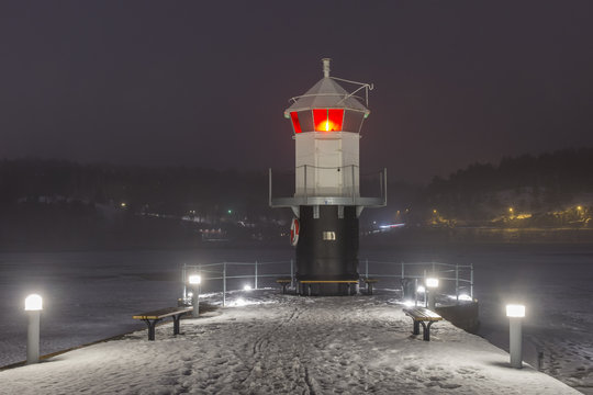 Fyren l&auml;ngst ut p&aring; en brygga i bostadsomr&aring;det J&auml;rla sj&ouml; fotat p&aring; en vinter natt