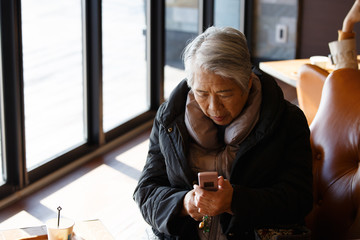携帯電話と高齢者女性