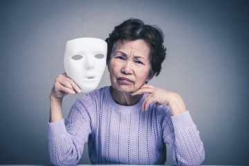 仮面と高齢者女性