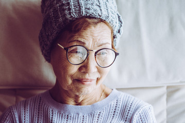 眼鏡をかけた高齢者