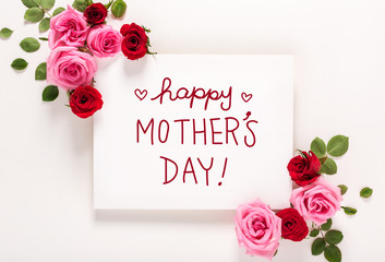 Obraz premium Wiadomość z okazji Dnia Matki z różami i liśćmi