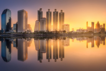 Fototapeta na wymiar Skyline at lake in Benjakitti park Bangkok