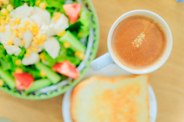 朝食 パンとサラダ