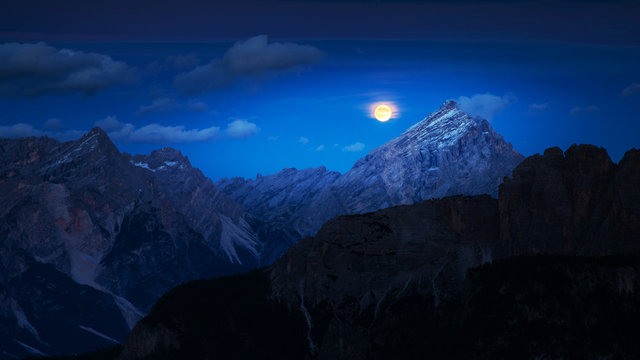 Fototapeta Spectacular moonrise in the mountains
