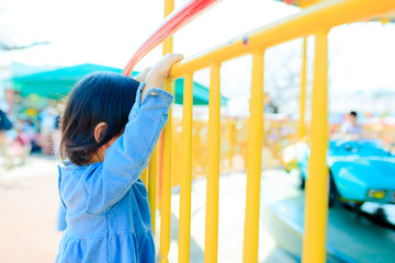 遊園地で遊ぶ子供