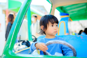 遊園地で遊ぶ子供