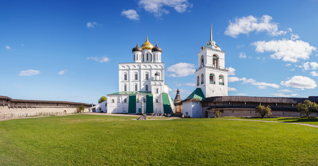Fototapeta na wymiar Holy Trinity Cathedral in the Pskov Kremlin