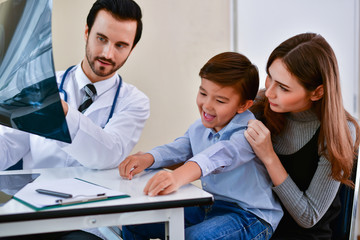 Health Concepts. Doctor and patient viewing x-ray film. The doctor and the patient feel relaxed at the check-in time. The doctor encouraged the patient. Inside the hospital are doctor X-ray patient.
