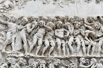 Fototapeta na wymiar Detail des Flachreliefs auf der vierten Säulen-Spitze, Tag des jüngsten Gerichts, zeigt die 