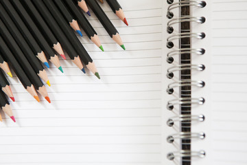 crayons pastelles sur cahier ligné