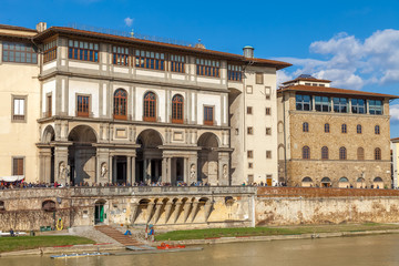 Fototapeta na wymiar Museums in Florence overlooking the Arno river