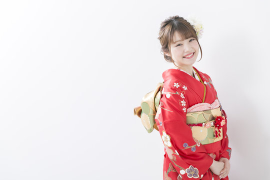 振袖の着物を着た女性